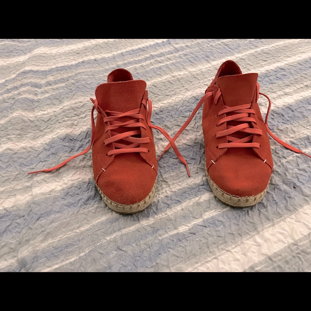 Toms coral pink flat sneaker shoe with laces and crocheted detail around sole
